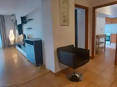 Apartament de inchiriere living cu scaun negru Sector 3 Bucuresti